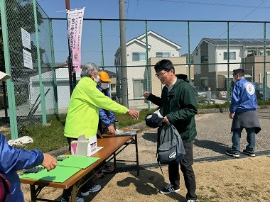 写真：区長がゴールに到着した様子