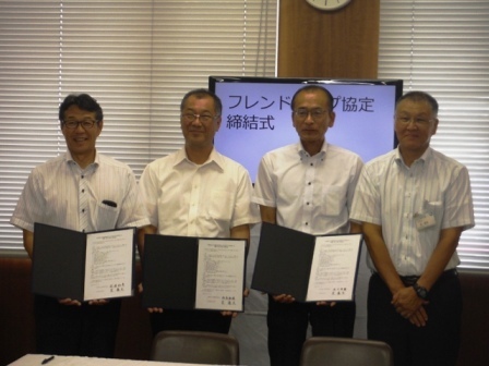 3高校の校長先生と中川区長の写真