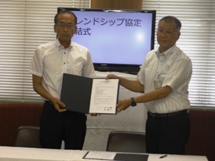 名古屋市立工業高等学校の坂井校長と中川区の芝区長の写真