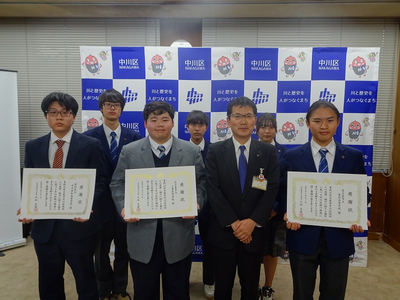 区長と高校生の記念写真