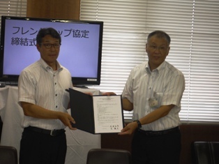 名古屋市立富田高等学校の松浦校長と中川区の芝区長の写真