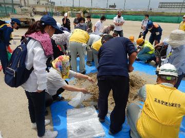 土のう作成訓練の写真
