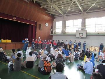 写真:訓練参加者がサイレン音を聞く様子