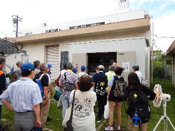 防災備蓄倉庫を見学する写真