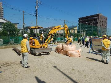 土のう積み立て訓練の写真
