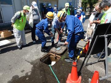 地下式給水栓操作訓練の写真