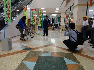 写真:自転車盗難防止啓発活動の様子