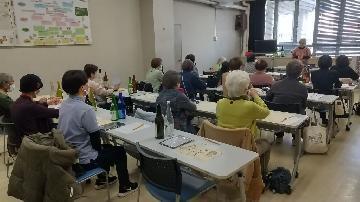 写真：ふろしき講習会の様子