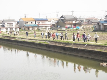 写真:戸田川沿いをウォーキング