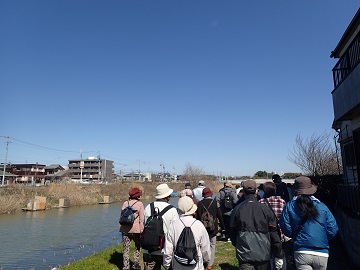 写真:戸田川沿いを歩く参加者