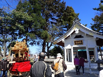 写真:神楽を鑑賞する参加者