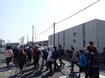 写真:しゃ富田地区ウォーキング大会スタート後の様子