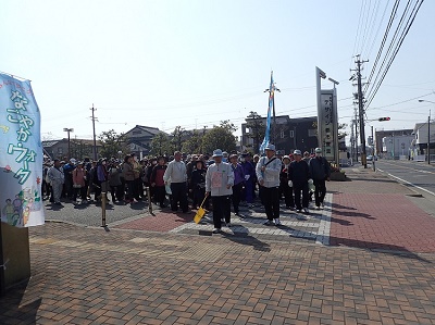 写真:富田地区ウォーキング大会スタートの様子