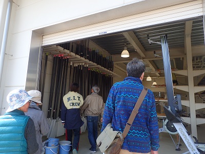 写真:富田地区ウォーキング大会艇庫内見学の様子