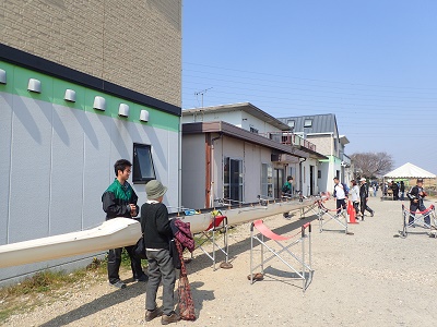 写真:富田地区ウォーキング大会ボート見学の様子