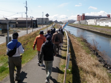 写真:福田川散策の様子