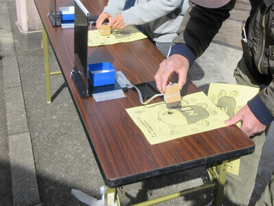 チェックポイントでスタンプを押している写真1