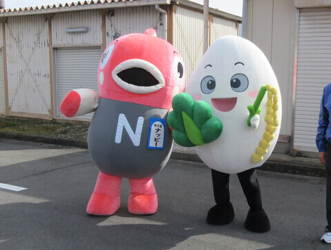 中川区マスコットキャラクターナッピーと万場学区マスコットキャラクターまんば小町の写真