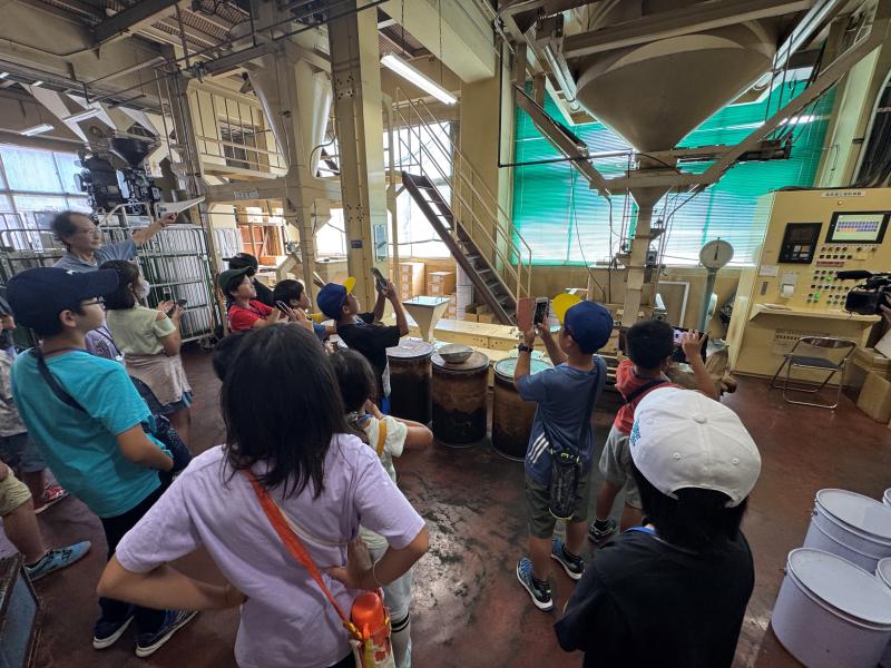 写真:工場見学バスツアーの様子1