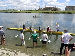 写真:ボートの出発の様子
