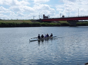 写真:ボートが庄内川を進む様子