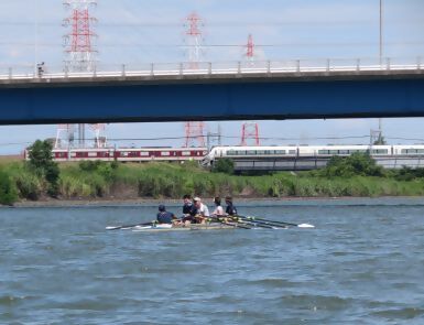 写真:ボートから列車のすれ違いを見る様子