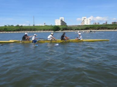 写真:オールの動きがそろう様子