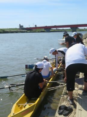 写真:ボートに乗り込む様子1