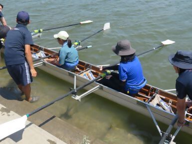 写真:ボートに乗り込む様子2