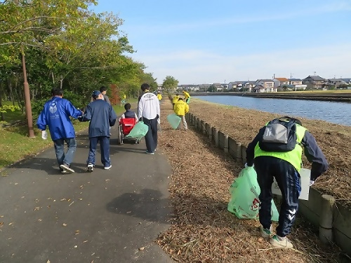 写真:戸田川をきれいにし隊の様子
