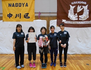 女子の部優勝、五反田Cの皆様の写真