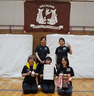 女子の部優勝、五反田Aの皆様の写真