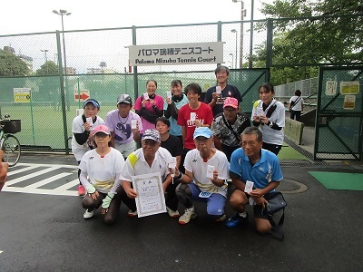 写真:ソフトテニス大会優勝記念撮影