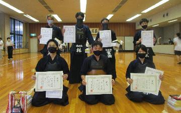 写真:剣道大会一般、高校生の部 表彰者の皆さん