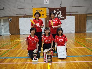 女子の部優勝、八熊Aの皆様の写真