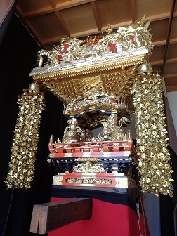 写真：七所社のカグラ（正面）