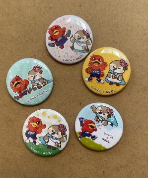 写真：「リードくん」と「みなぴぃ」のコラボ缶バッジ