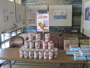 写真:ロビーの様子2(非常持ち出し品の販売)