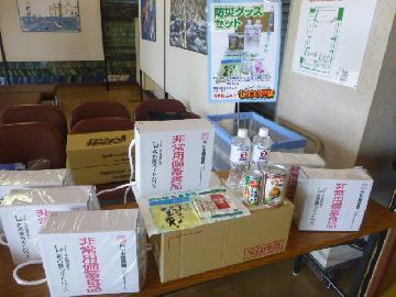 写真:ロビーの様子3(非常持ち出し品の販売)