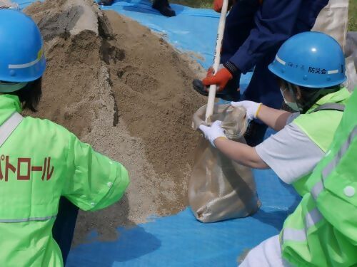 土のうを作成している様子の写真