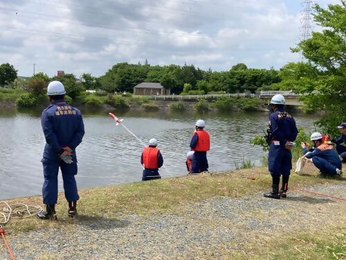 ペットボトルロケットを飛ばしている写真