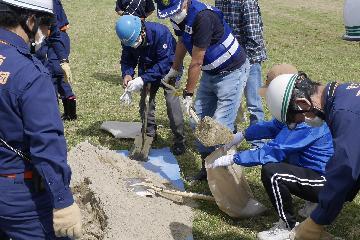 土のう作りの写真