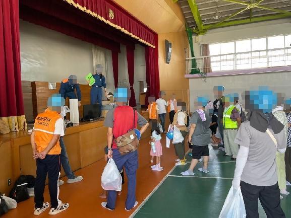 写真:避難所資機材操作