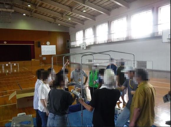 写真:仮設トイレ設置訓練の様子