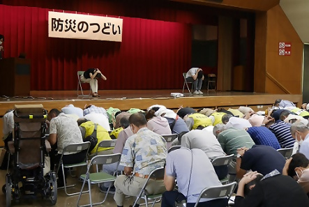 写真:シェイクアウト訓練デモンストレーション