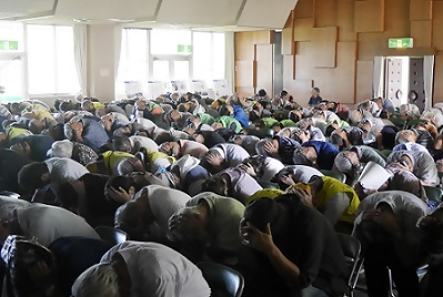 写真:シェイクアウト訓練の様子