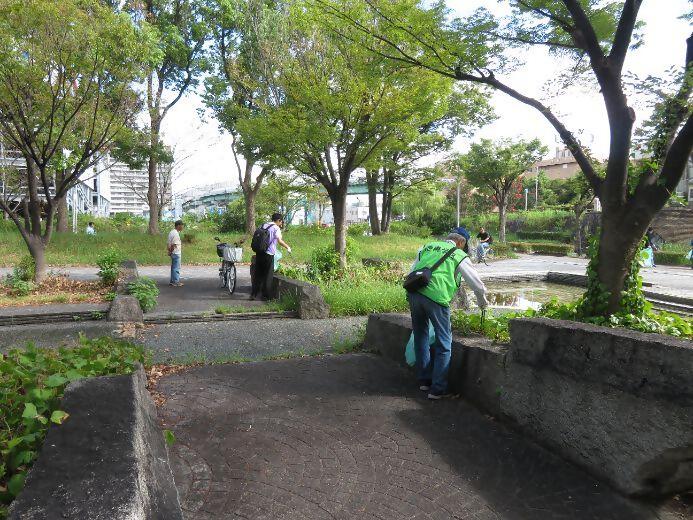 写真：港北公園清掃の様子