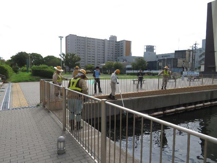 写真：運河清掃の様子
