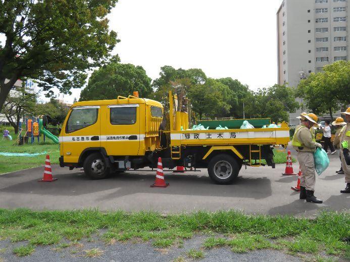 写真：集めたごみをトラックに積んだ様子