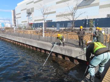 写真:運河清掃の様子 令和6年3月1日